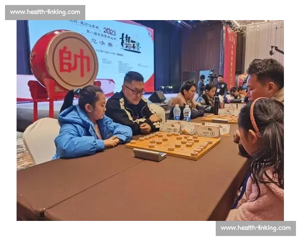 象棋业余比赛精彩纷呈，棋手对决激烈上演智力与策略的巅峰较量